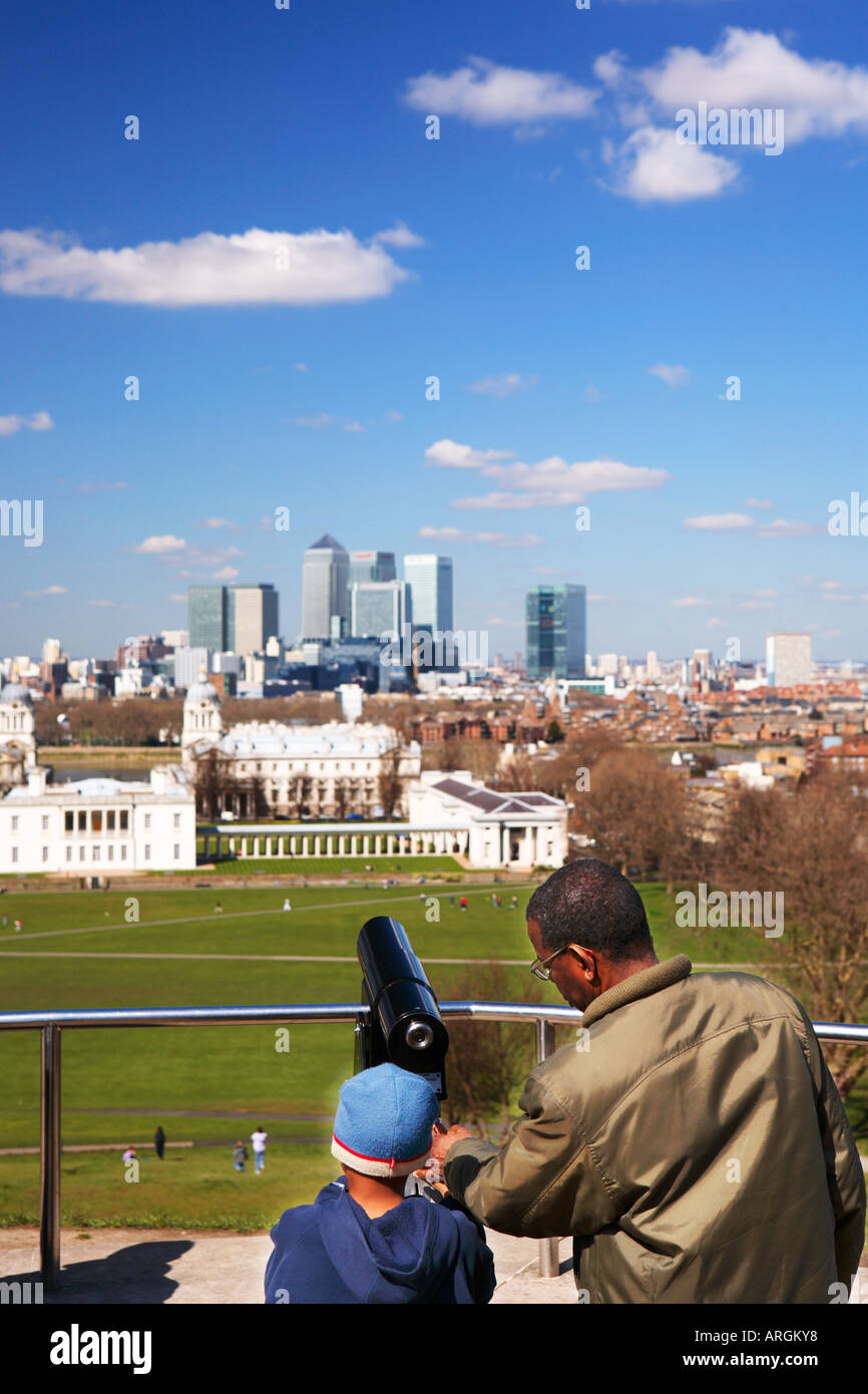 Go LONDRES GREENWICH PÈRE FILS AFFICHAGE de Canary Wharf Banque D'Images