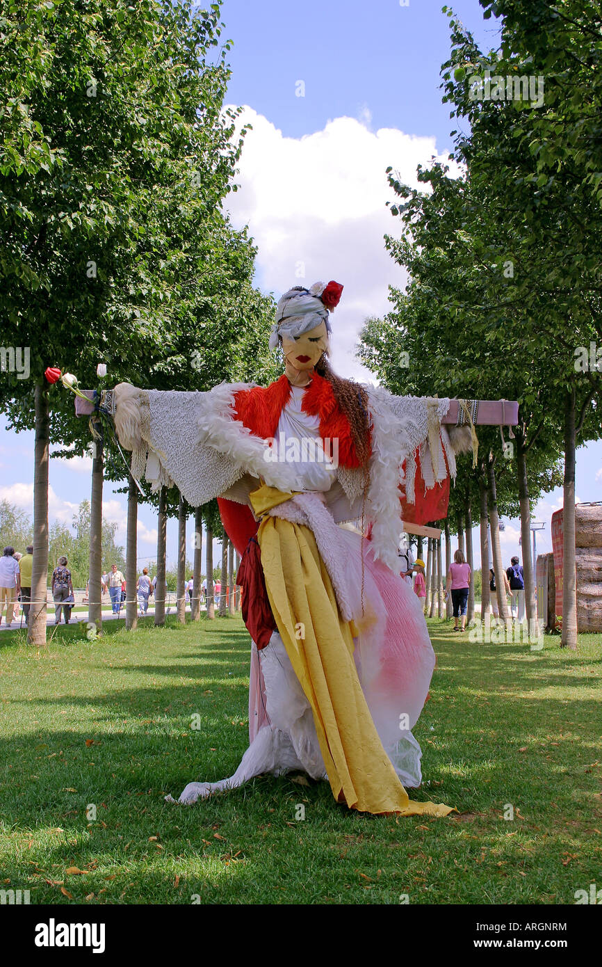 L'épouvantail à la mode artistique à l'exposition Jardin fédéral 2005 à Munich Bavaria Allemagne Europe Banque D'Images