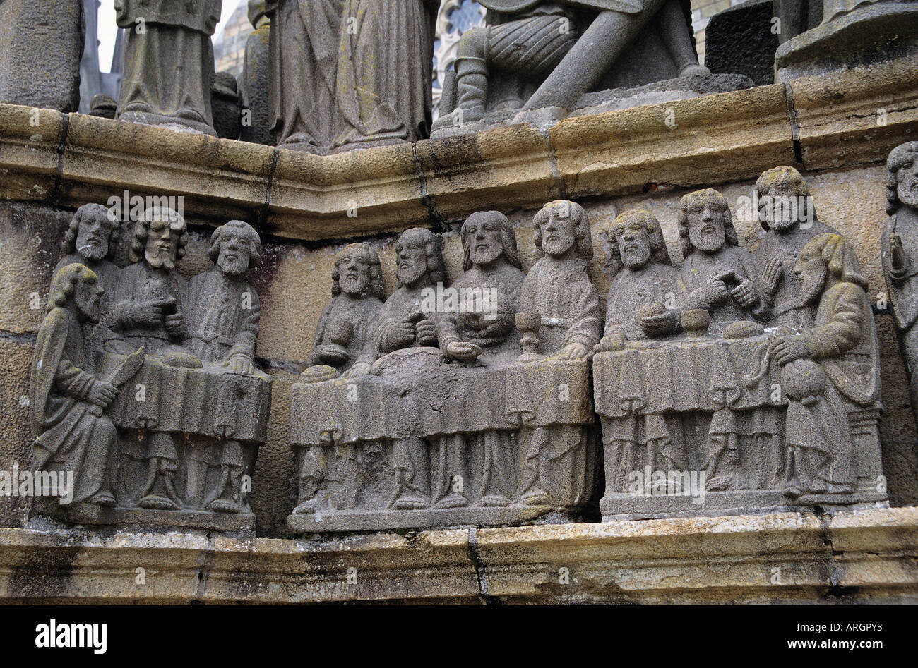 Détail de certains des 180 figures sculptées ornant le granit de Kersanton Calvaire construit en 1602 4 pour commémorer la fin de la peste de 1598 à Plougastel Daoulas Banque D'Images