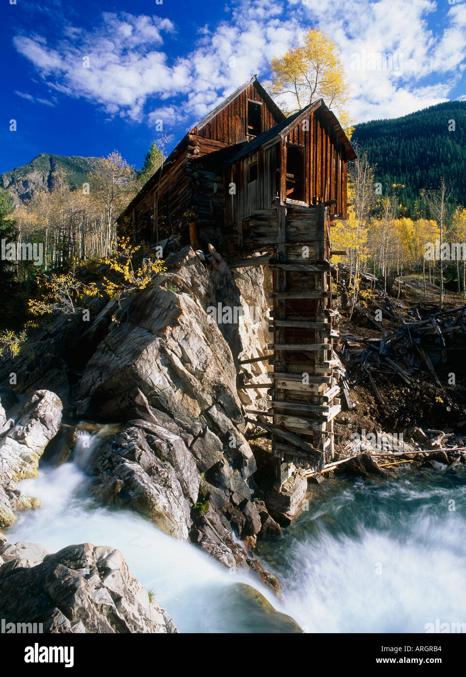 Ancien moulin encadrée dans les couleurs de l'automne près de la rivière de cristal Cristal EN FRANCE Banque D'Images