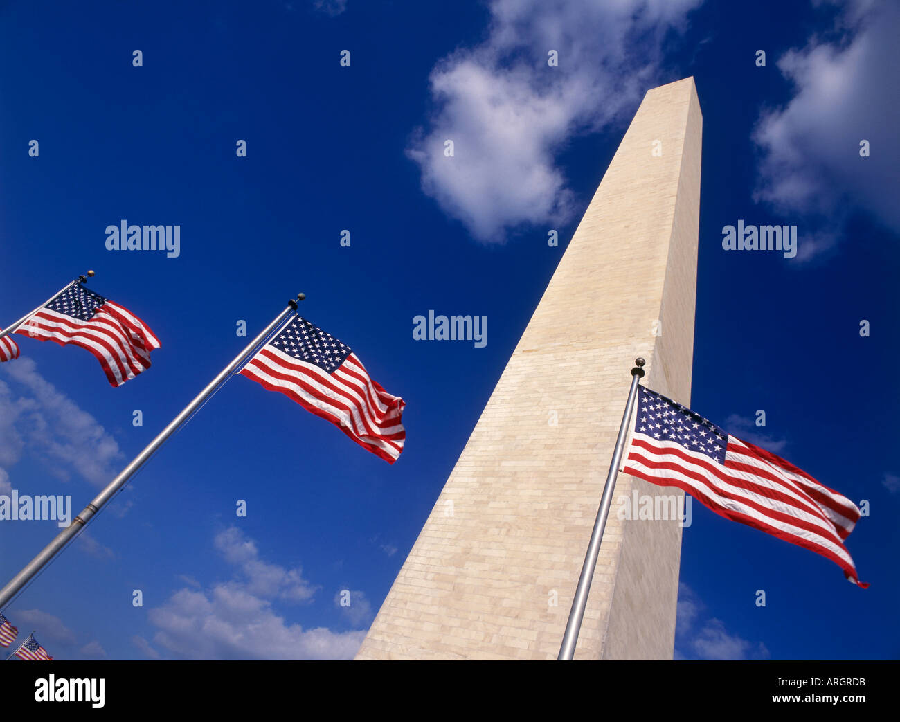 Washington Monument avec les drapeaux Washington DC USA Banque D'Images