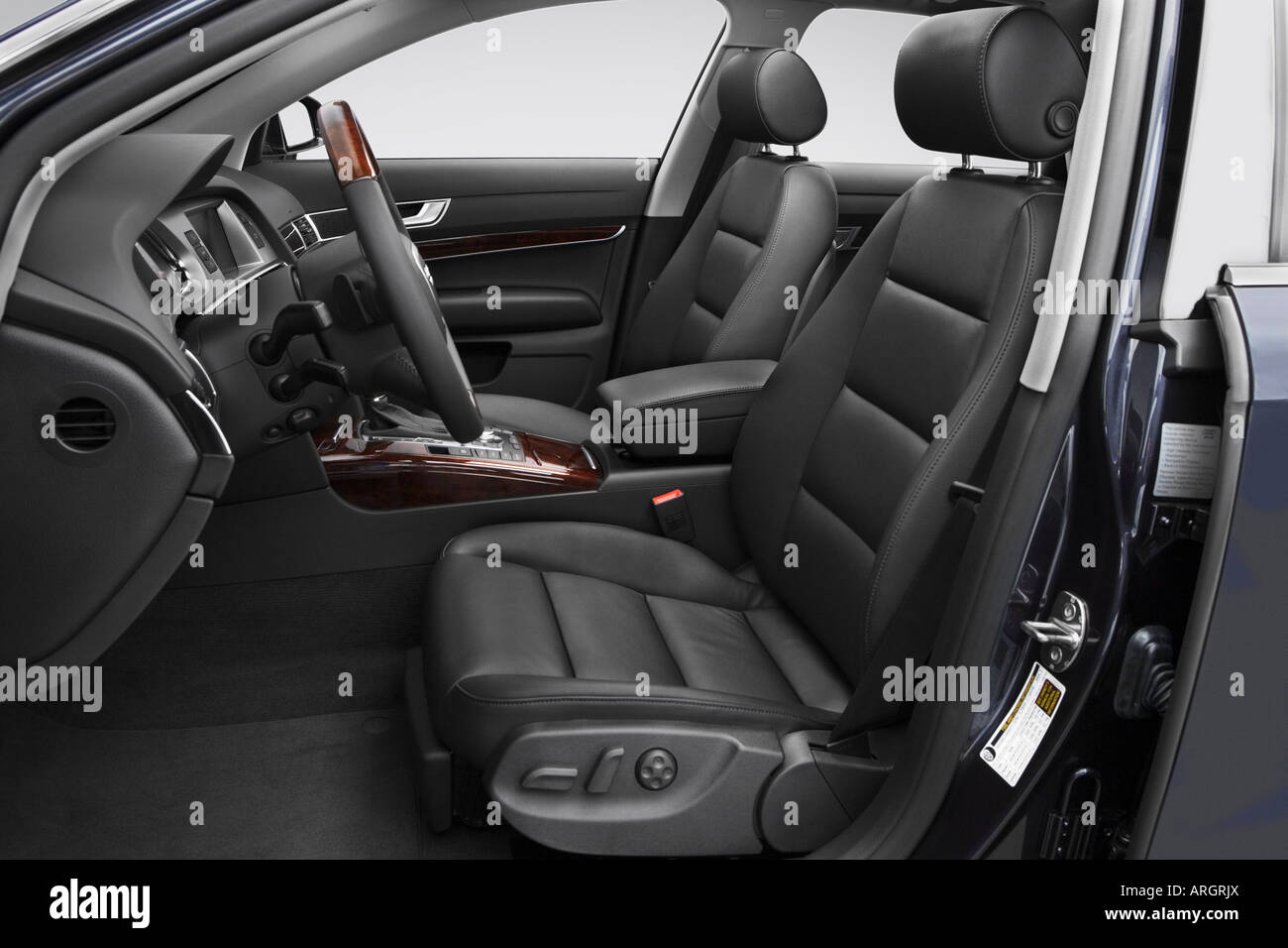 2007 Audi A6 Avant 3.2 quattro en gris - sièges avant Banque D'Images