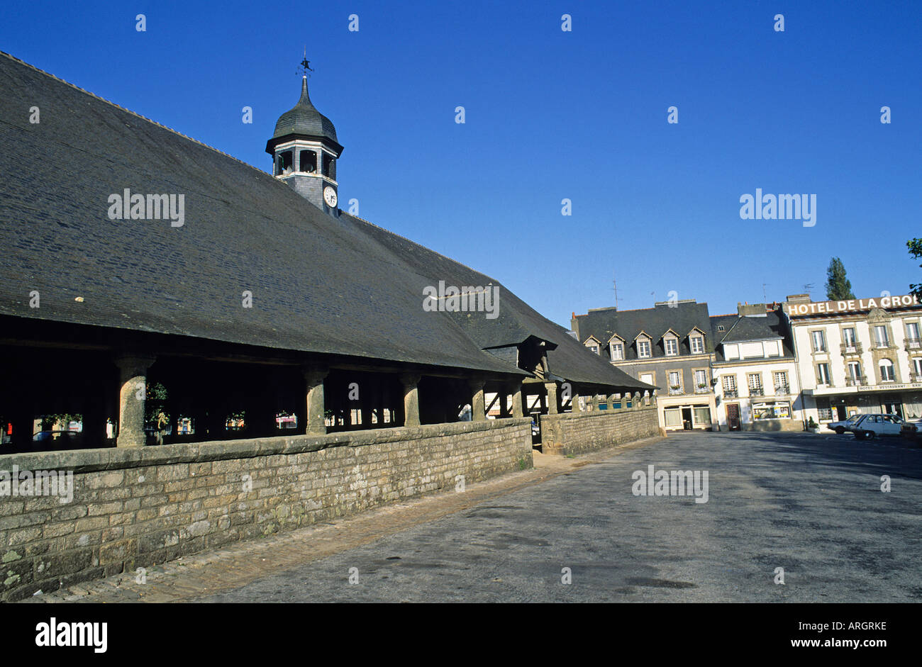 Pinnacle un dôme couronnant le grand toit d'ardoises de la 16e siècle  halles ou marché couvert dans le centre du village de Le Faouet Photo Stock  - Alamy