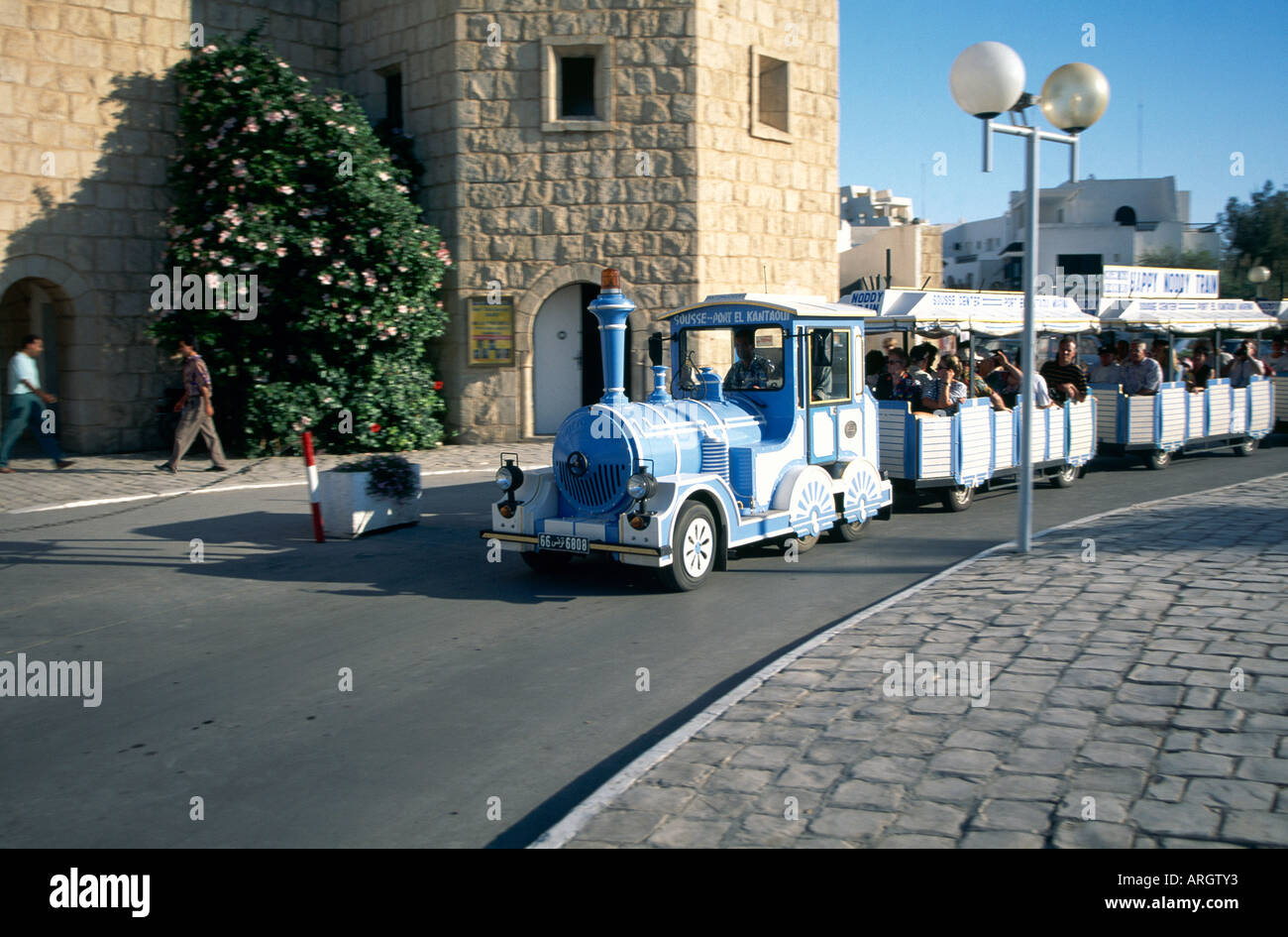 La silhouette familière d'un train effectuant une Oui-oui groupe de touristes dans les rues à Port El Kantaoui un tourist Resort and Marina situé à environ 10km au nord de Sousse en Tunisie centrale Banque D'Images