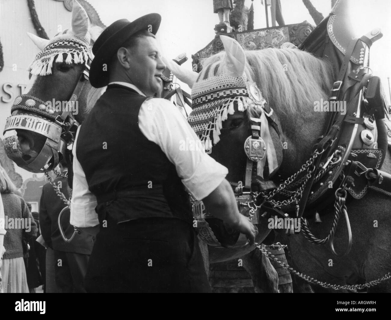 Géographie/voyages, Allemagne, Munich, Oktoberfest, homme avec chevaux, années 1950, Banque D'Images