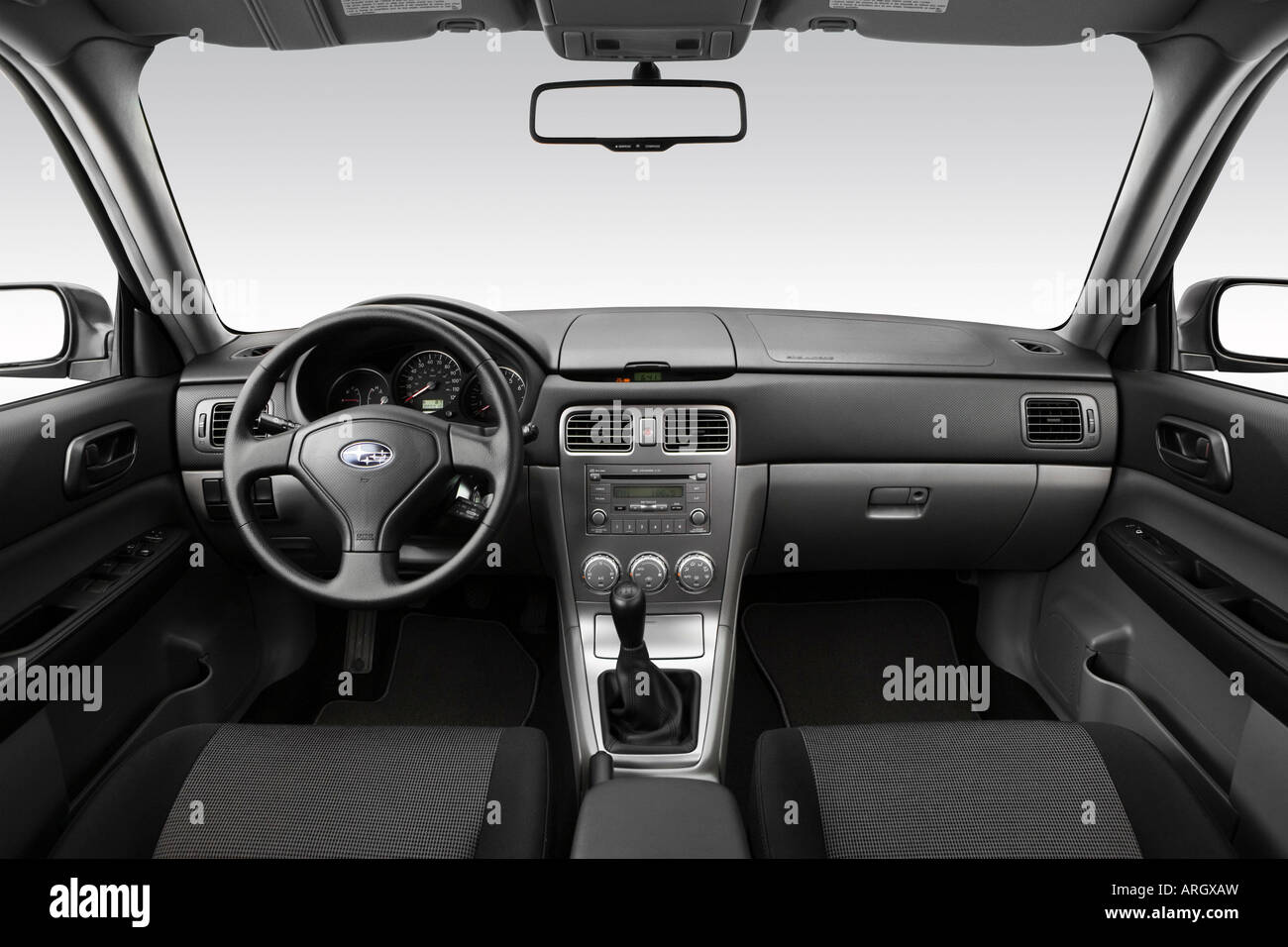 2007 Subaru Forester 2.5 X Sports en gris - planche de bord, console centrale, le levier de vitesses voir Banque D'Images
