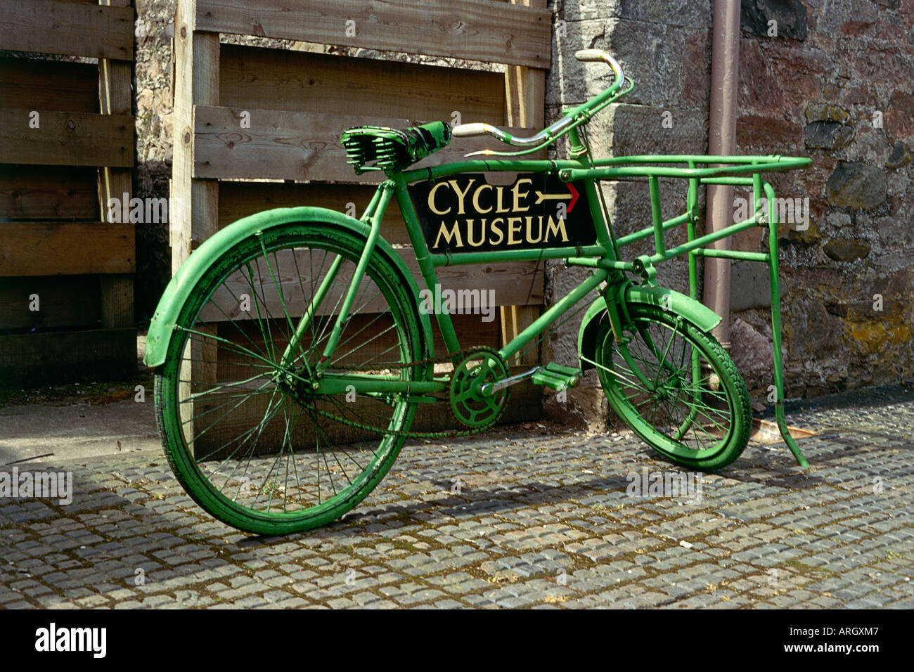 Un vélo peint en vert et un signe vers le Musée du Cycle au château de ...