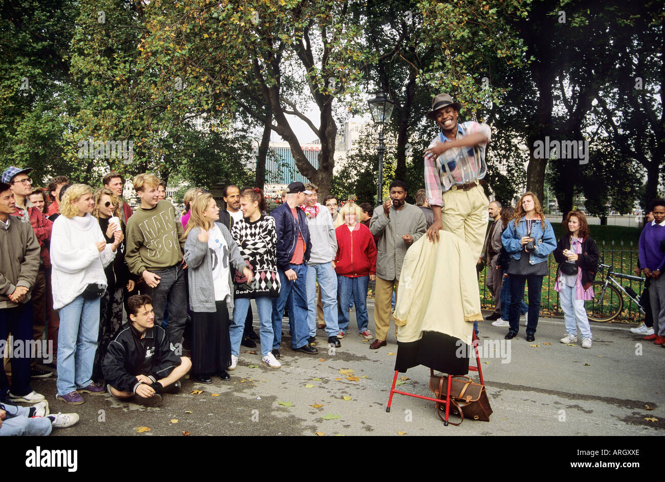 Un président noir rants de la foule assemblée à Speakers Corner Hyde Park Banque D'Images
