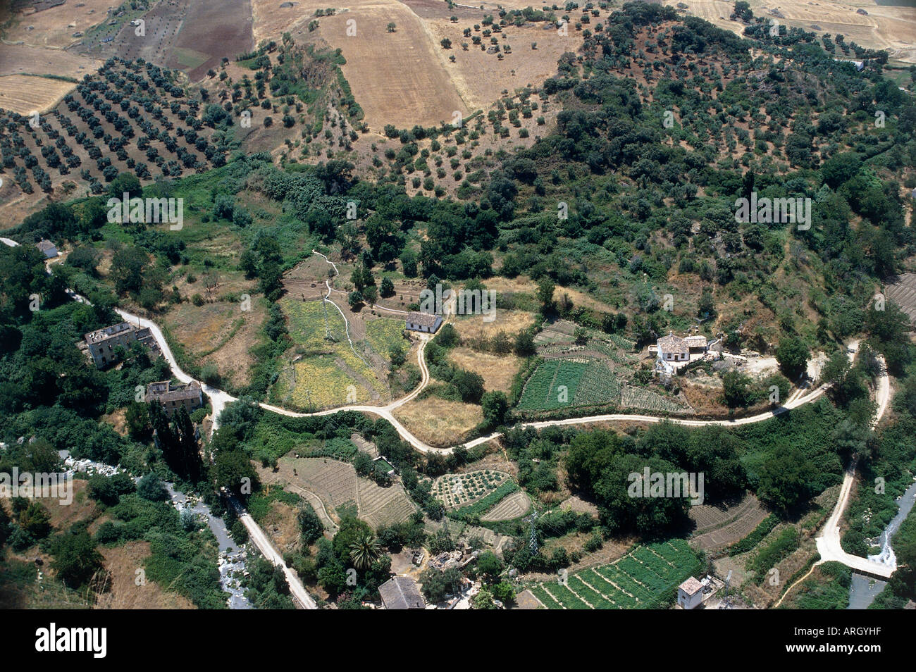 Une vue aérienne de la campagne autour de la ville de Ronda montrant de petites routes serpentant entre l'arbre constellé du terrain et champs cultivés Banque D'Images