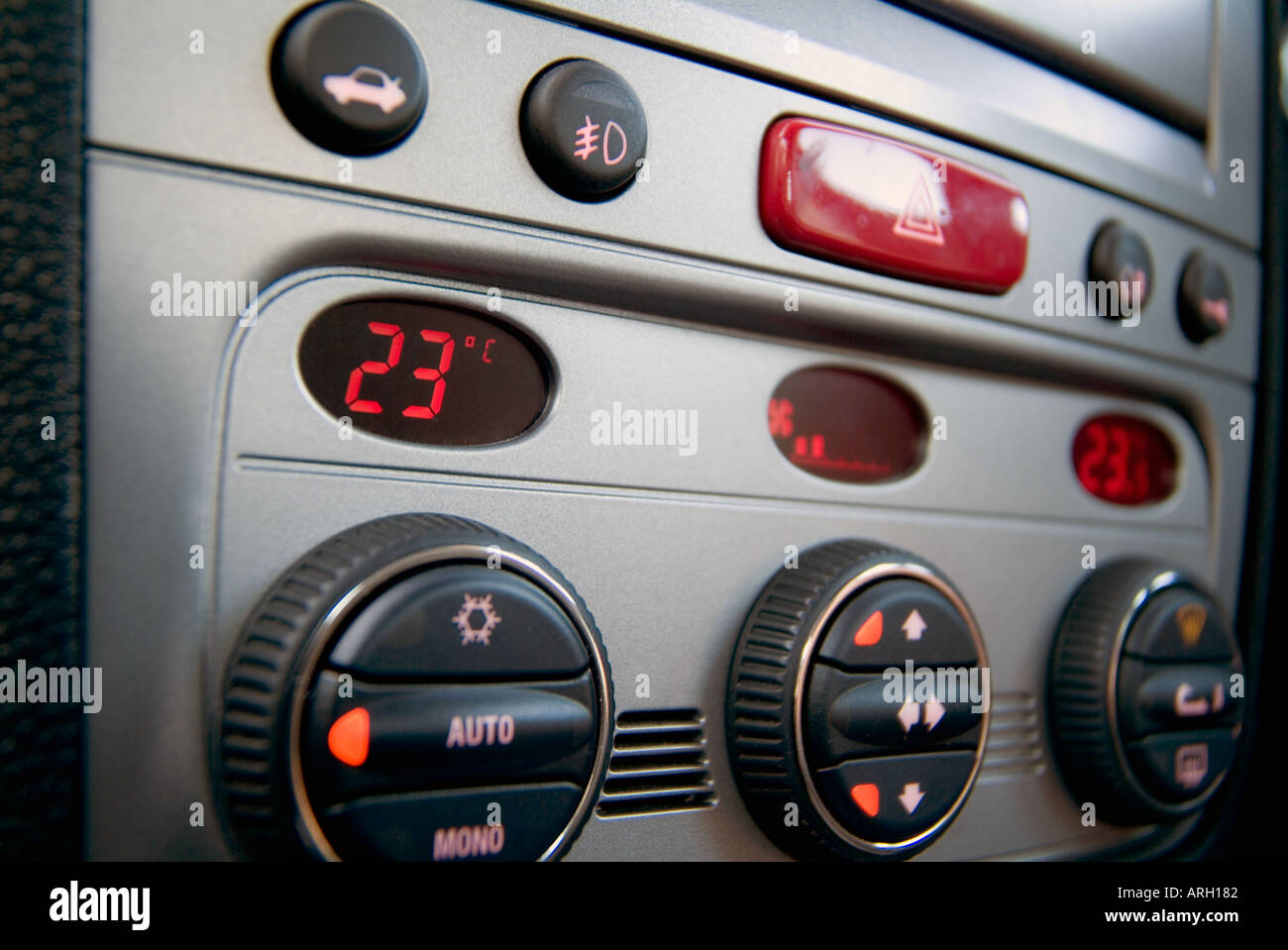 Tableau de bord de voiture avec climatisation et contrôle de la température  de l'Alpha 147 Photo Stock - Alamy
