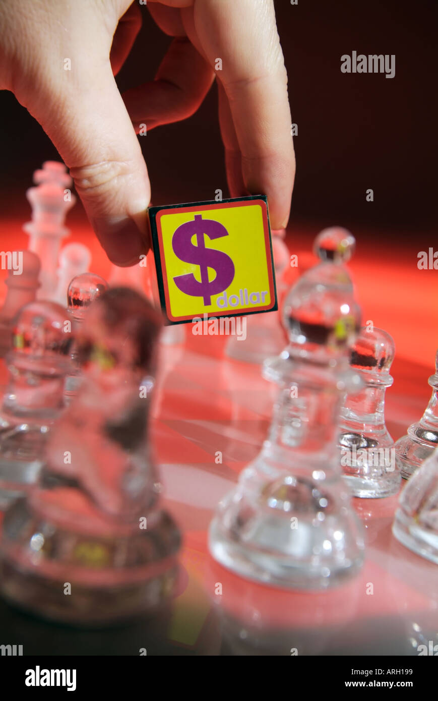 Déplacement d'une main sur un bloc de construction dollar chess board concept Banque D'Images