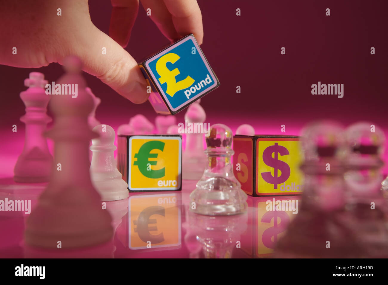 Déménagement à la main service de blocs à travers un échiquier concept Banque D'Images