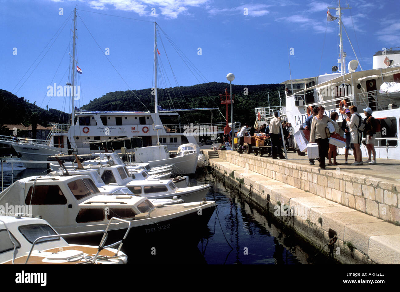 Les touristes qui arrivent sur l'île de Lopud le deuxième plus grand groupe de l'Elaphites bordant la mer Adriatique Croatie Banque D'Images
