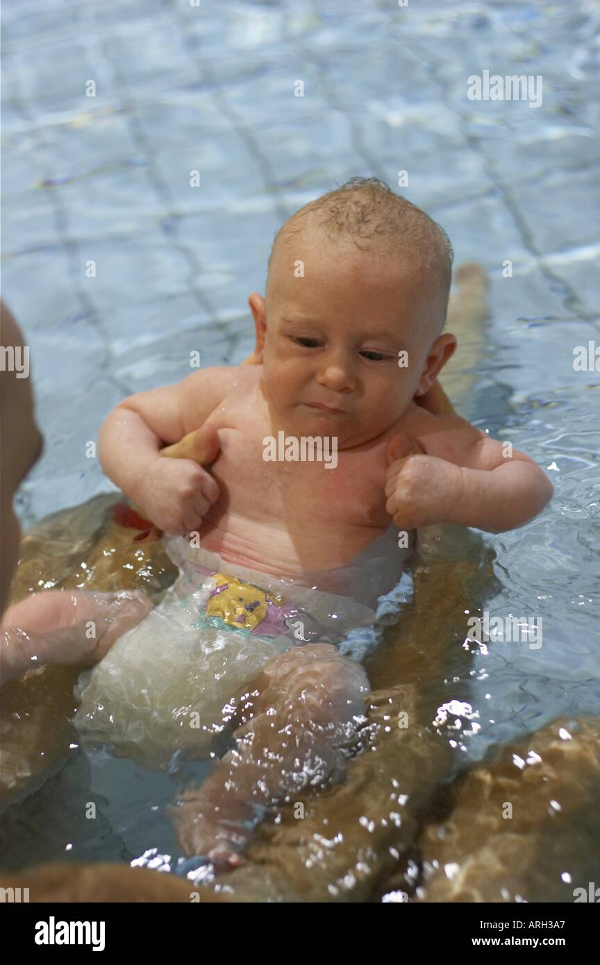 Bébé dans une baignoire Banque D'Images