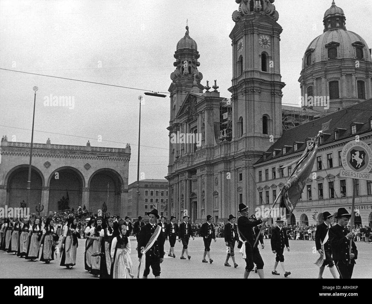 Géographie/voyages, Allemagne, Munich, Oktoberfest, défilé de costumes traditionnels, groupe d'Obersdorf, Odeonsplatz, 20.9.1964, Banque D'Images