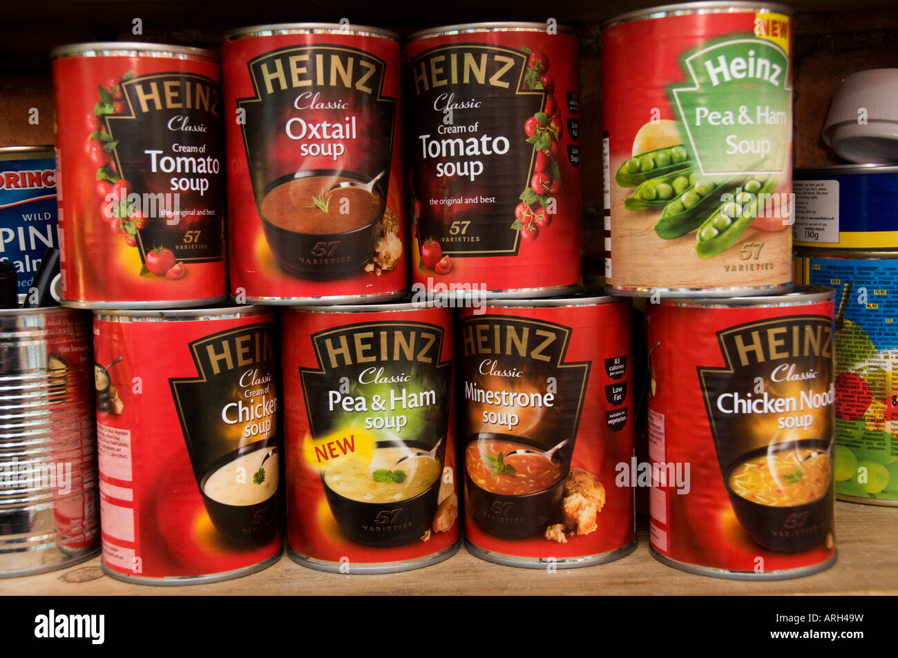 Diverses variétés assorties les boîtes de conserve de soupe Heinz sur une étagère de cuisine, la Grande-Bretagne UK Banque D'Images