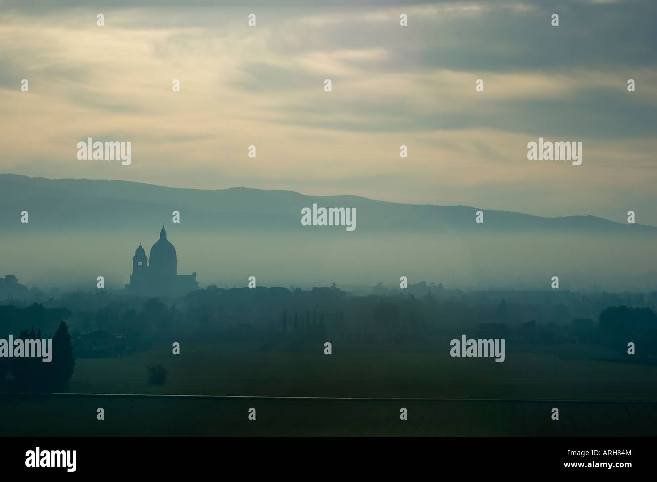 La basilique de Sainte Marie des Anges à Assise, Italie dans la brume du petit matin Banque D'Images