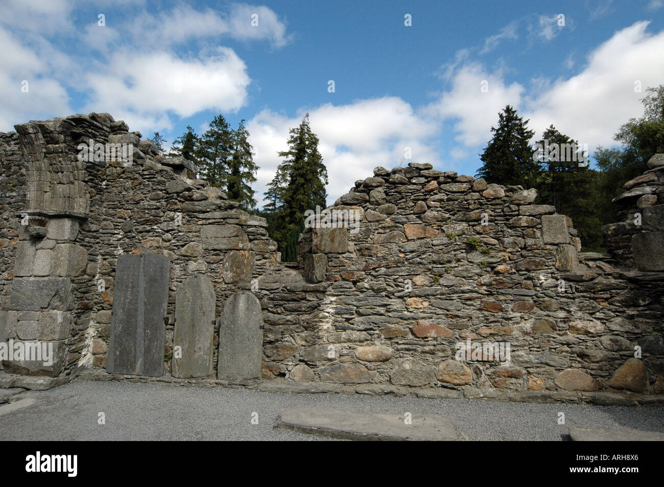 Une vue générale des ruines de St Kevins site monastique, représenté à Glendalough, dans le comté de Wicklow, en Irlande. Banque D'Images