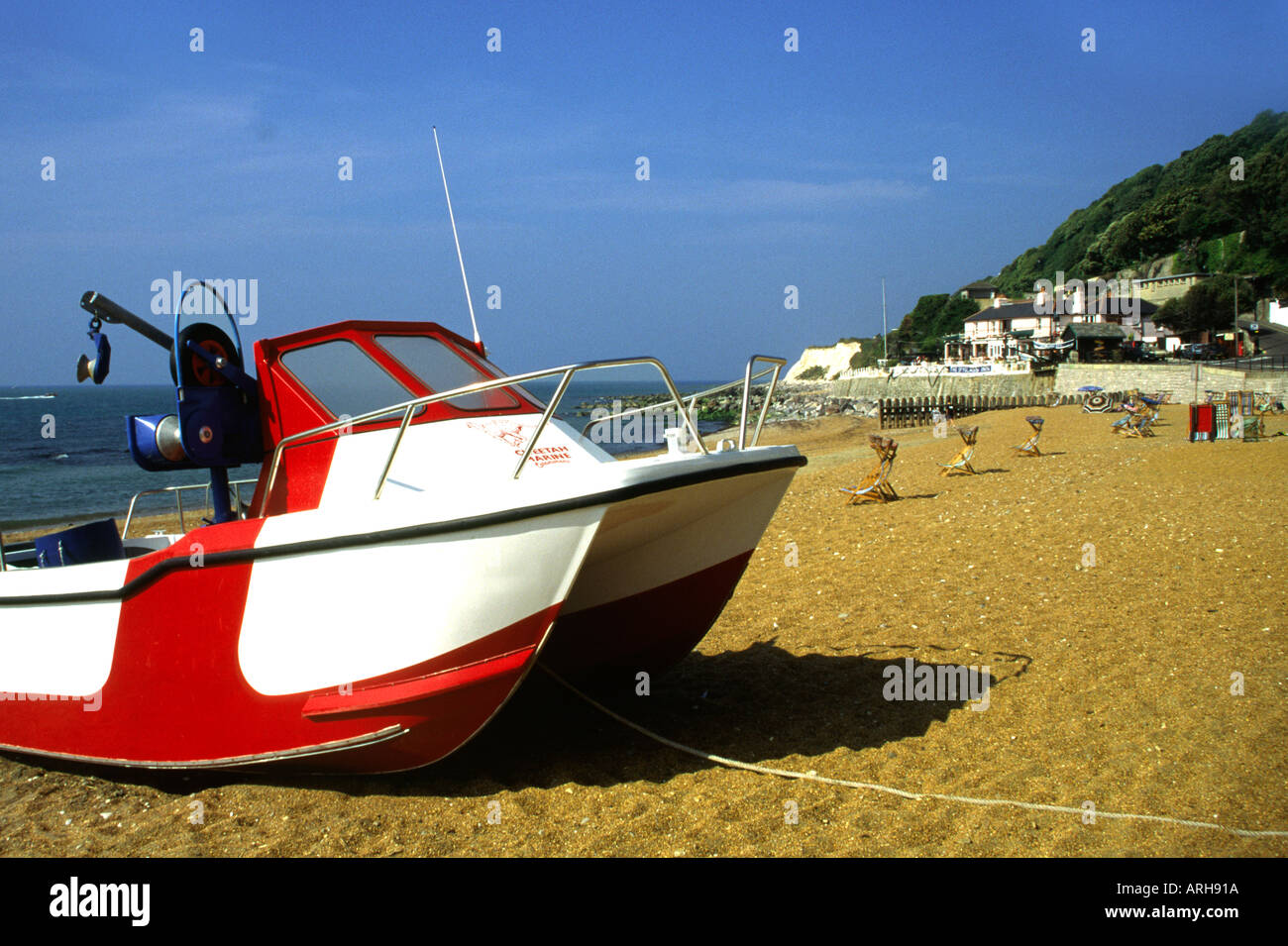 Bateau échoué sur la plage de Ventnor sur l'Ile de Wight Angleterre UK Banque D'Images