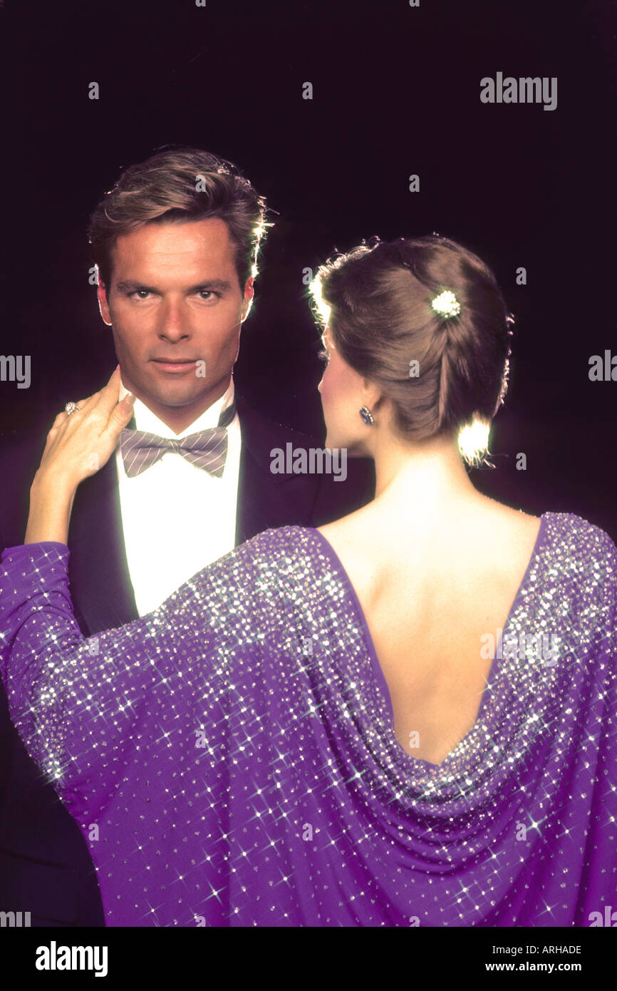 Couple sophistiqué en tenue de soirée élégante avec tux et tenue correcte Banque D'Images