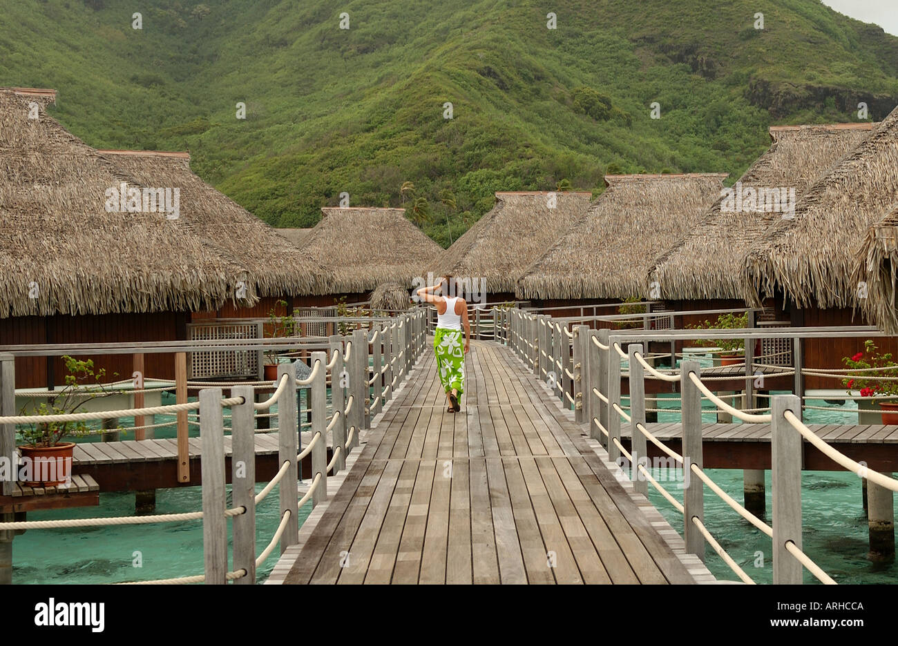 Une jeune femme marche sur un quai Moorea Tahiti Polynésie Française du Pacifique Sud Banque D'Images