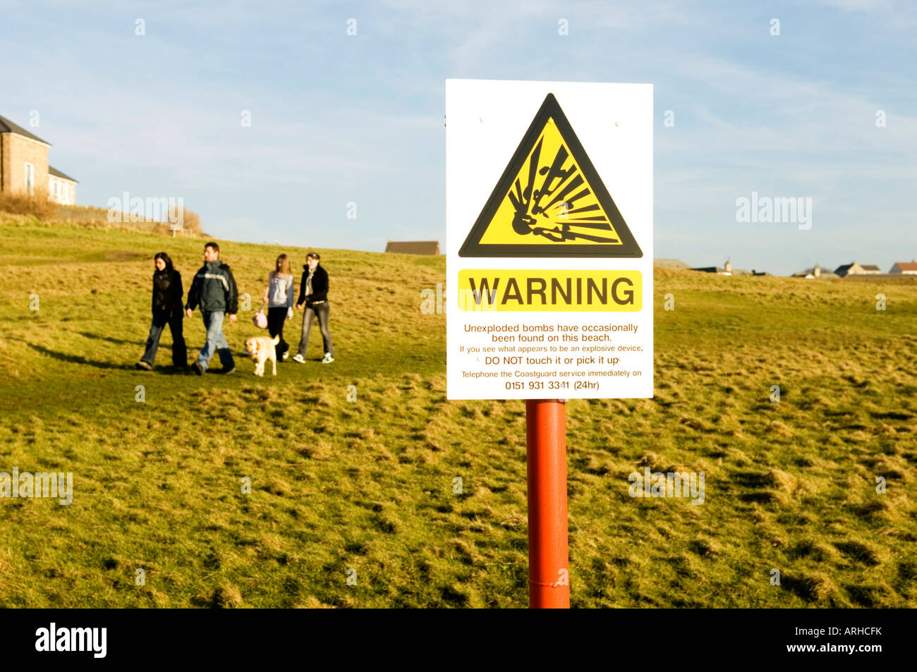 Famille et bombe non explosée warning sign Banque D'Images