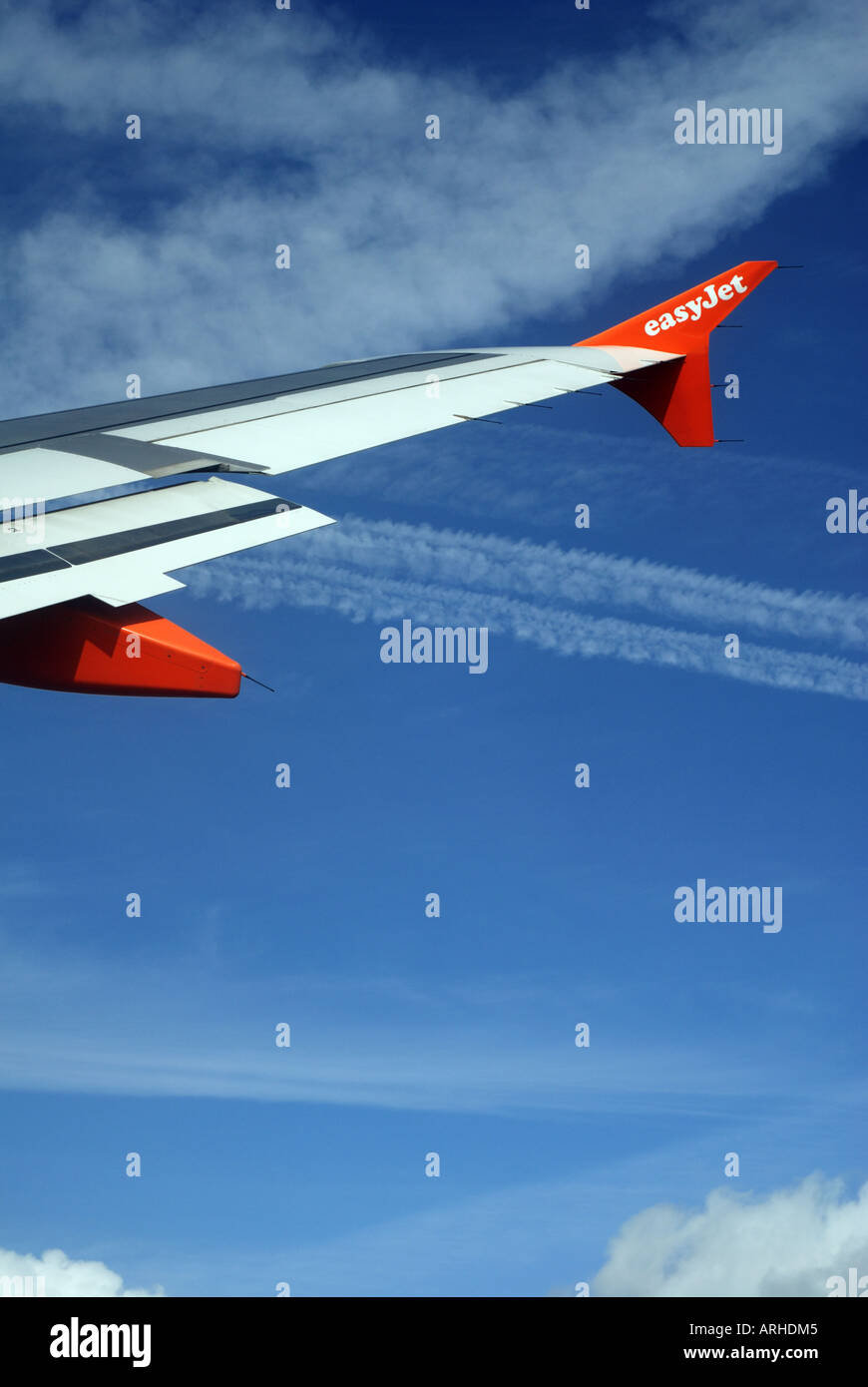 Au-dessus de la mer Méditerranée d'un Airbus A319 appartenant à la préparation d'Easyjet à la terre Banque D'Images