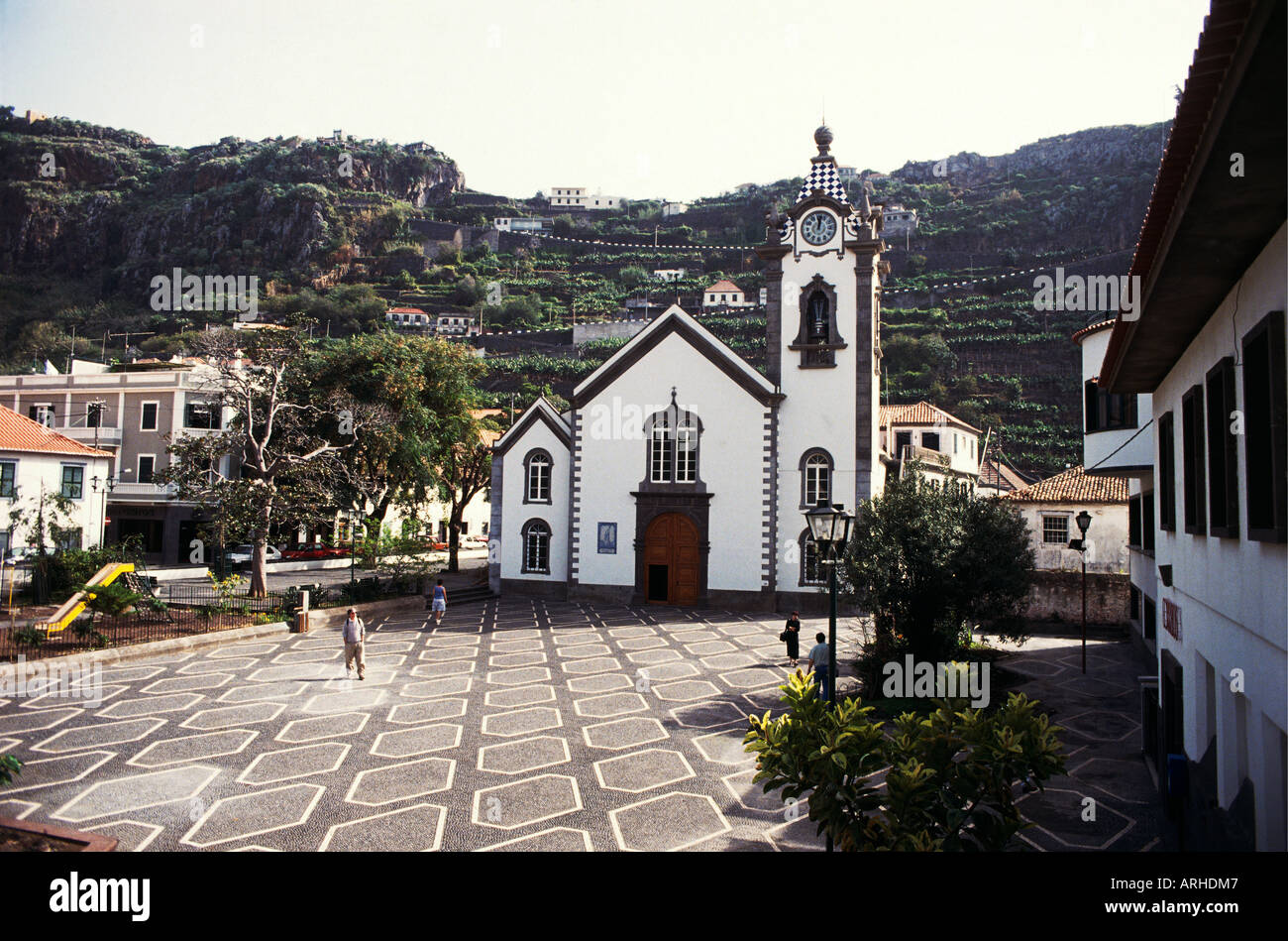 Sur un fond de les terrasses de Ribeira Brava Sao Bento l'église paroissiale construite dans la seconde moitié du 15ème siècle est abordé par des chiffres via le vaste parvis en pierre à motifs Banque D'Images