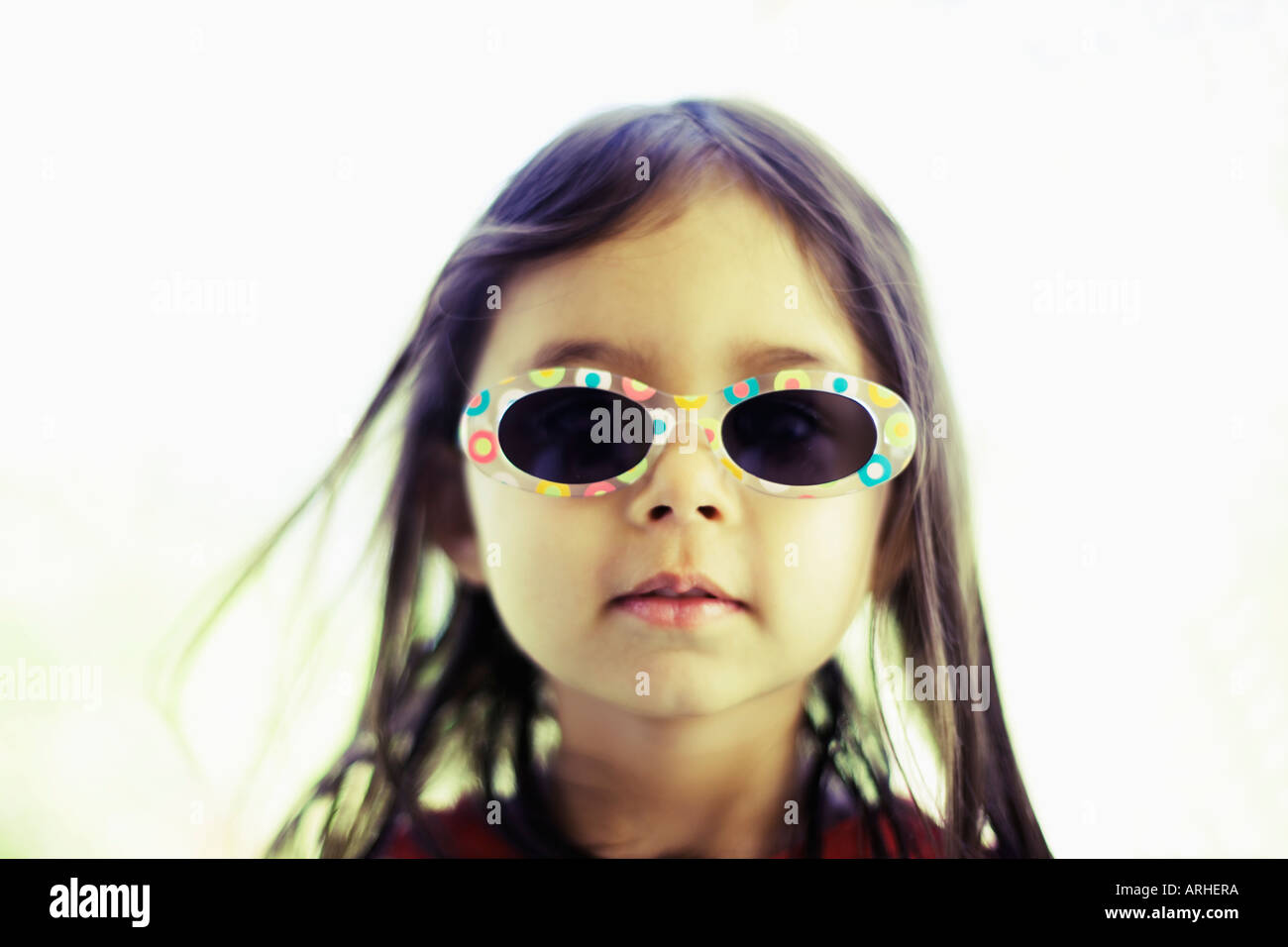 Head and shoulders portrait de petite fille portant des lunettes de soleil style 50s Banque D'Images