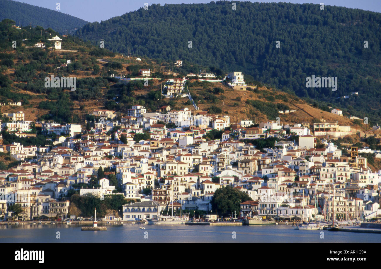 À la recherche sur la ville de Skopelos avec colline boisée au-delà Banque D'Images