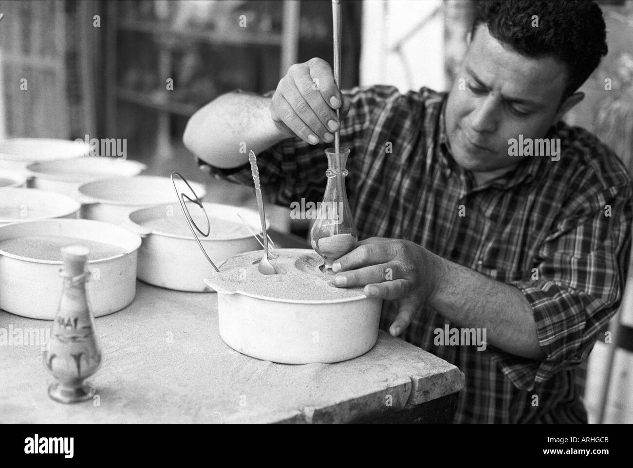 Palmyre Syrie boutique de souvenirs, un peintre fait des photos de sable dans des bouteilles Banque D'Images