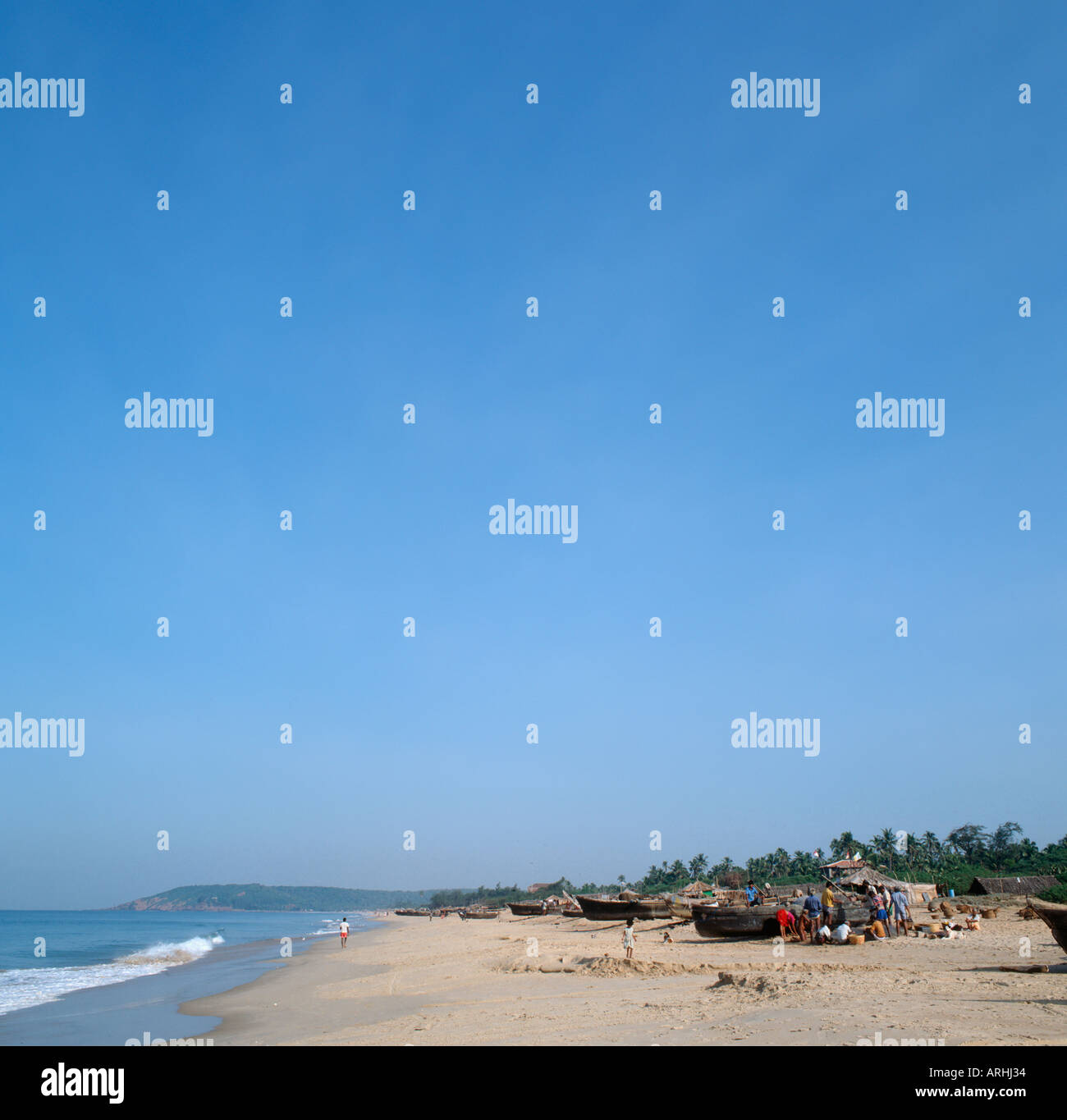 Tri des pêcheurs locaux sur des prises en 1994 plage de Calangute, North Goa, Inde Banque D'Images