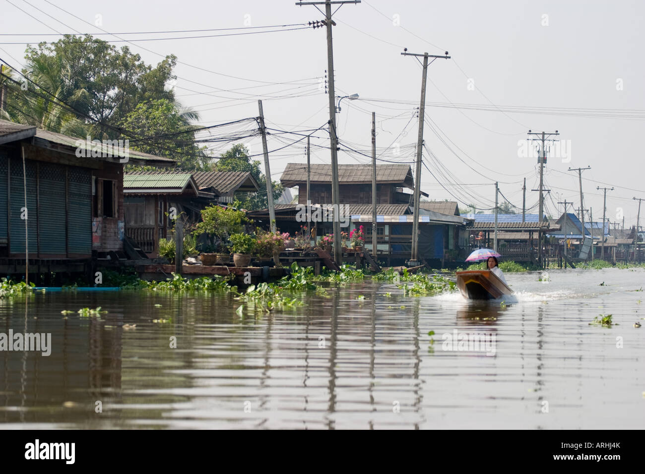 Une dame de la conduite dans les rivières de Bangkok, Thaïlande Banque D'Images