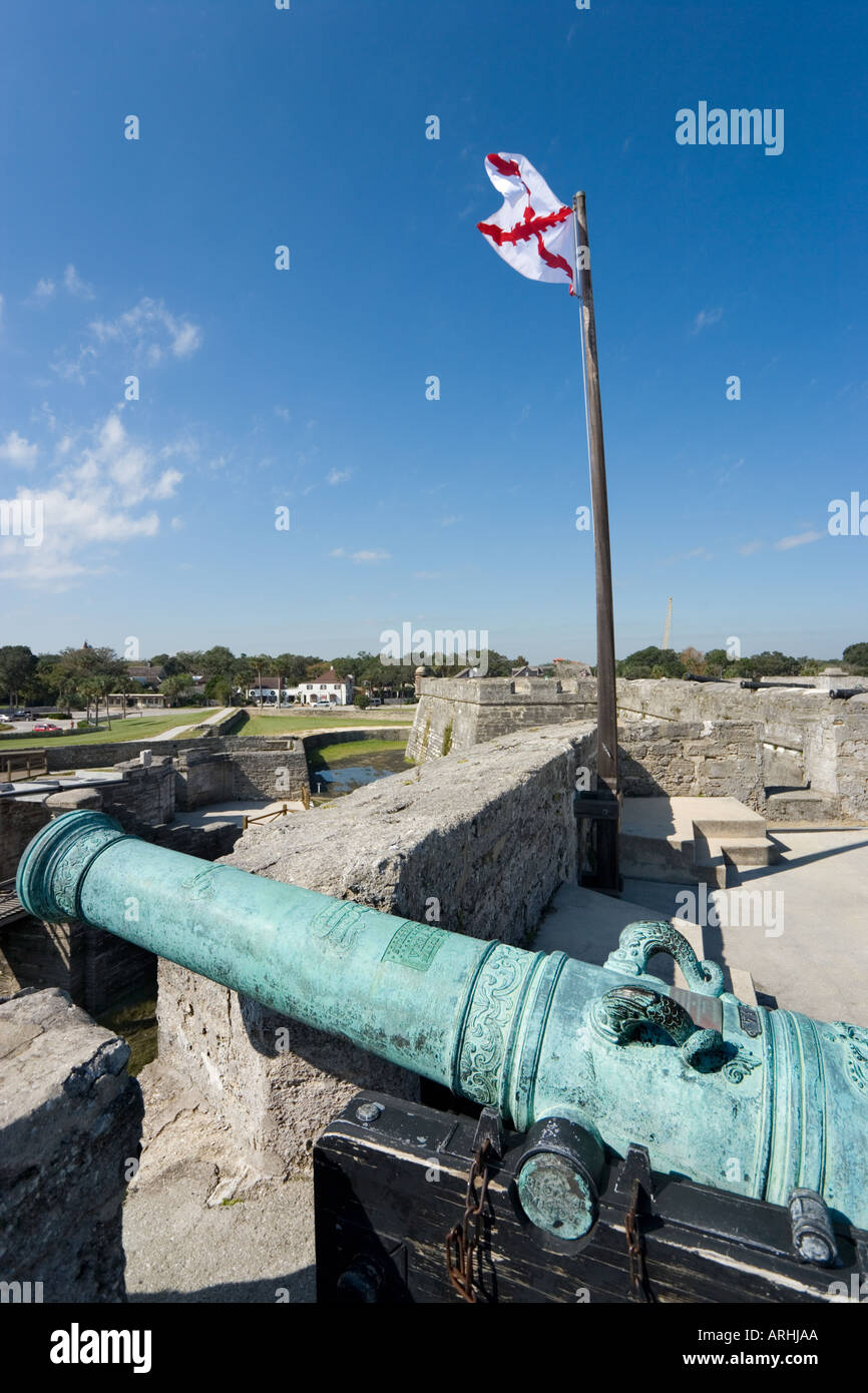 Canon sur les remparts avec une vue sur la ville depuis le Bastion, Castillo de San Marcos, St Augustine, Floride, USA Banque D'Images