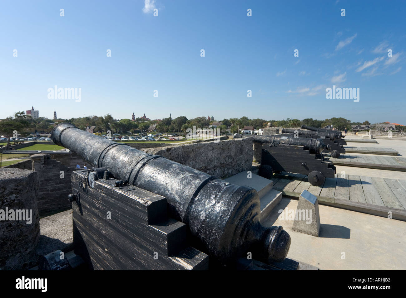 Canon sur les remparts avec une vue sur la ville à partir d'un bastion, Castillo de San Marcos, St Augustine, Floride, USA Banque D'Images