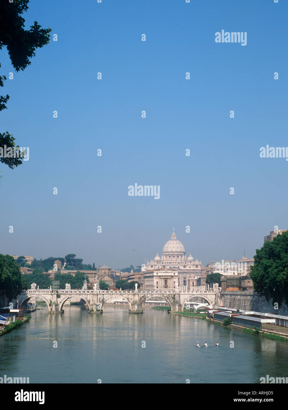 La Basilique St Pierre et du Ponte Sant'Angelo à partir de la ponte Umberto, Tibre, Rome, Italie Banque D'Images