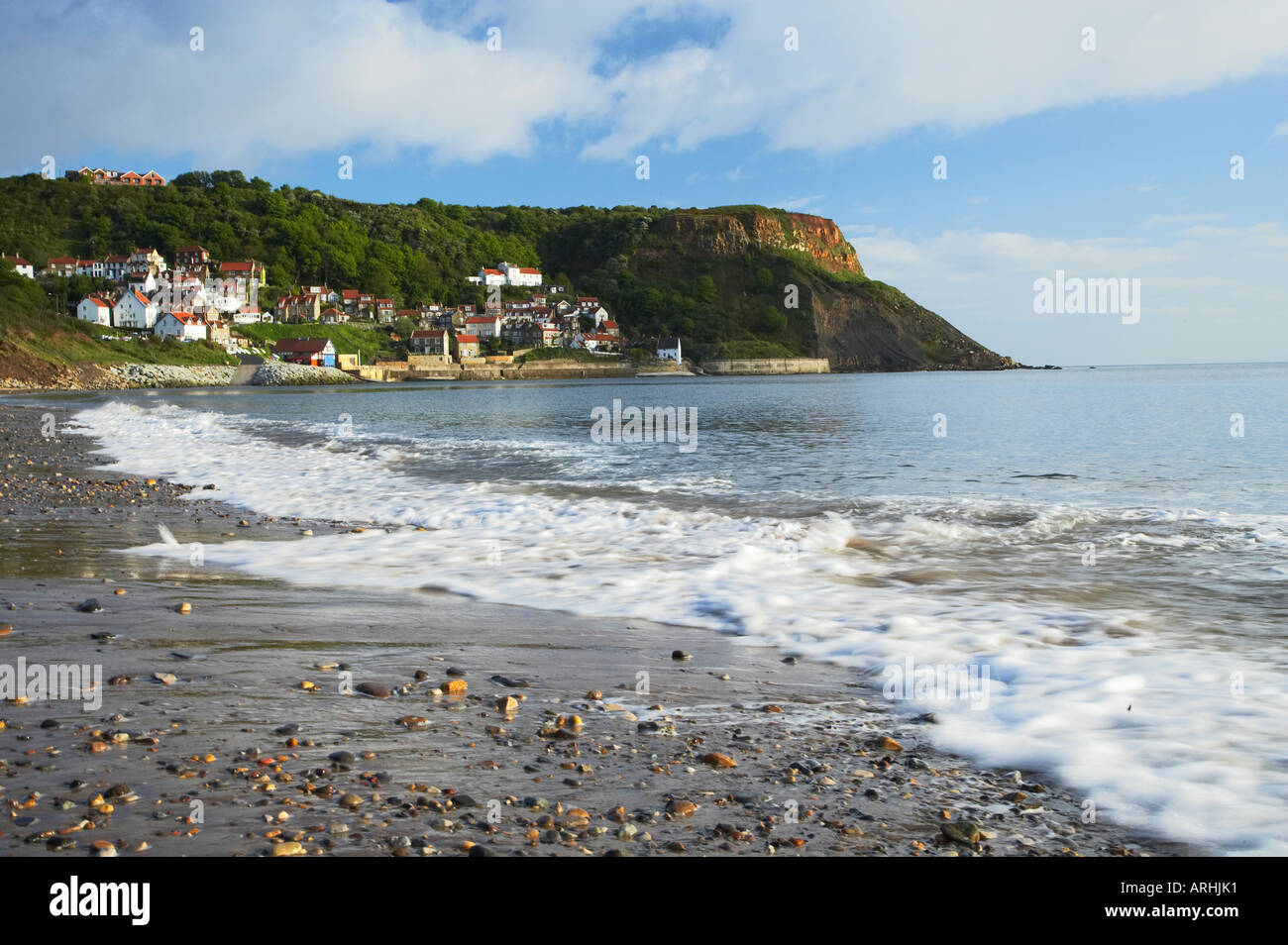Le village de sables bitumineux Runswick à marée haute Banque D'Images