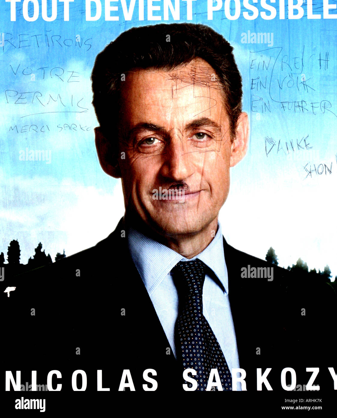 Nicolas Sarkozy affiche électorale avec Hitler mustache Banque D'Images