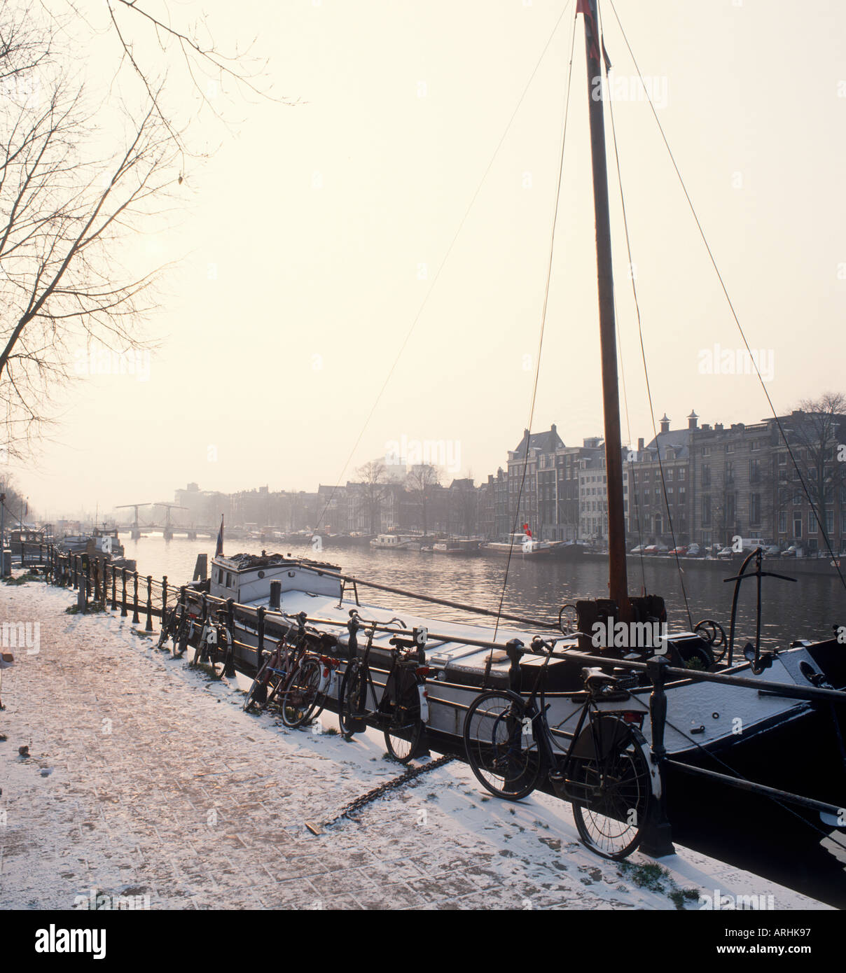 Tôt le matin sur les rives de la rivière Amstel, à vers Pont Magere, Amsterdam, Pays-Bas Banque D'Images
