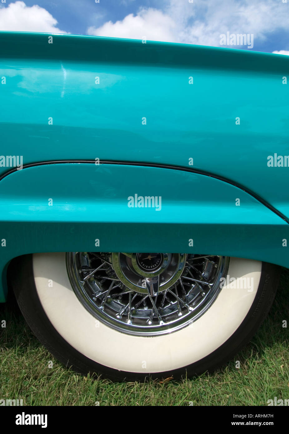 Un gros plan d'une turquoise 1965 Ford Thunderbird quart arrière mur blanc pneu (pneu) et passage de roue Banque D'Images