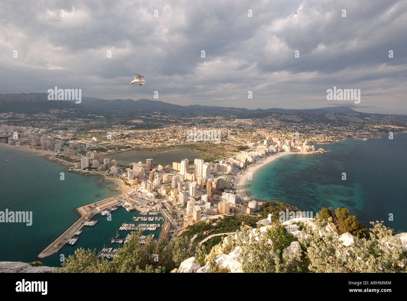 Vue panoramique de Calpe, Costa Blanca, Espagne. Prise de la pointe du Penon de Ifach. Banque D'Images