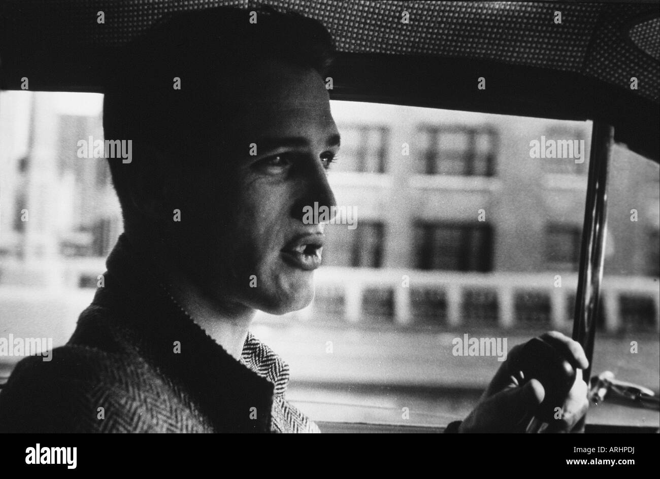 Portrait de l'acteur Paul Newman comme il est assis dans une voiture à côté du tuyau comme il parle Banque D'Images