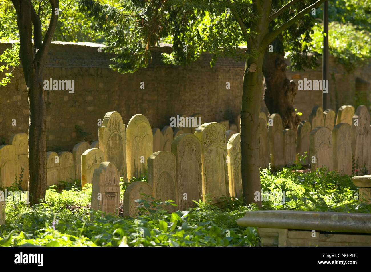 Cathédrale de Peterborough les pierres tombales dans le cimetière Banque D'Images