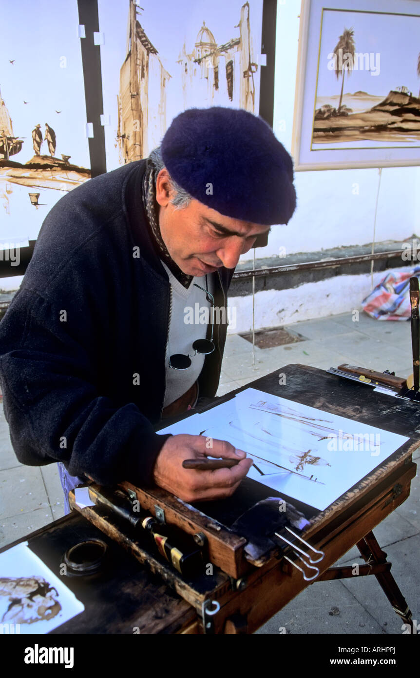 Artiste de rue, le travail avec la peinture au couteau dans Teguise Lanzarote Espagne marché dimanche Banque D'Images