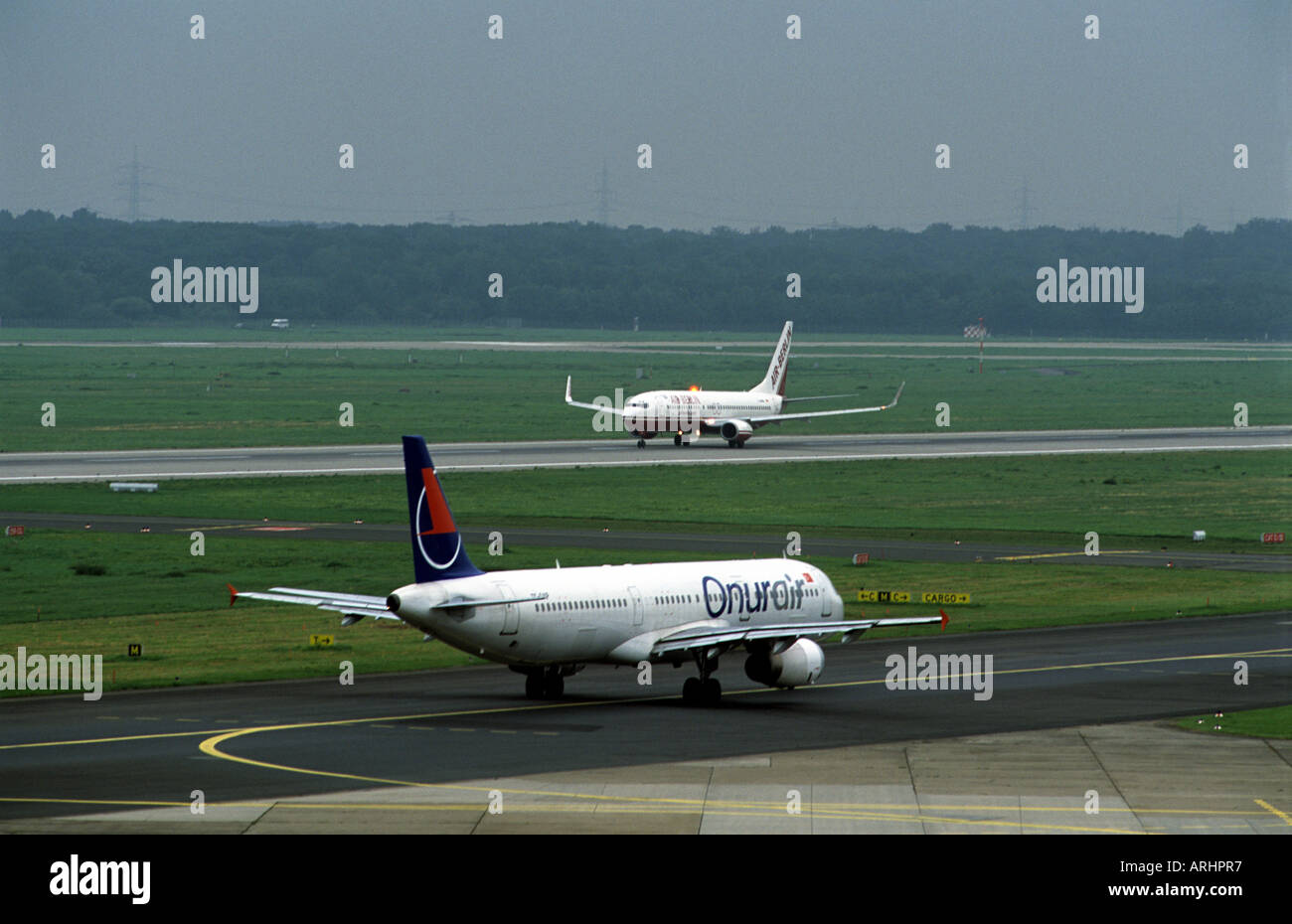 L'atterrissage et au décollage des aéronefs à l'Aéroport International de Düsseldorf, Rhénanie du Nord-Westphalie, Allemagne. Banque D'Images