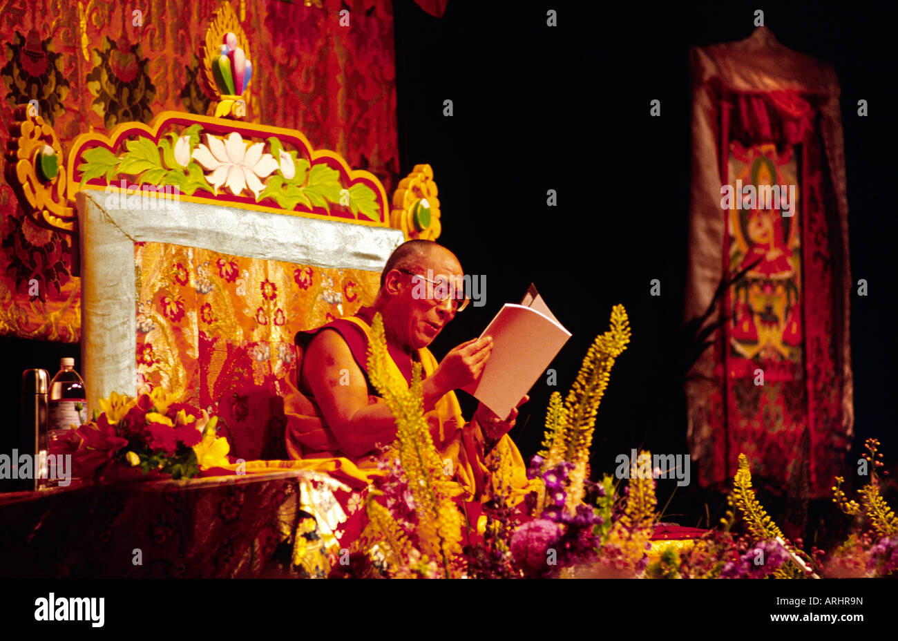 Le 14e Dalaï-lama du Tibet parle durant son éclairant le chemin d'enseignements en juin 2000 de LOS ANGELES CALIFORNIE Banque D'Images