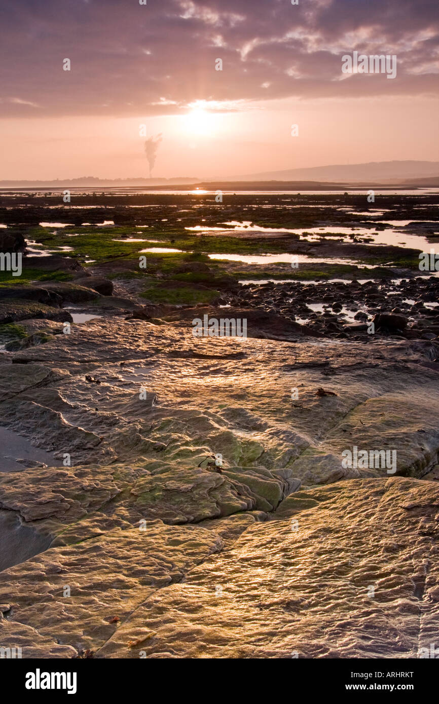 Lever du soleil photo prise à partir de la baie Tyninghame à vers Dunbar. Banque D'Images