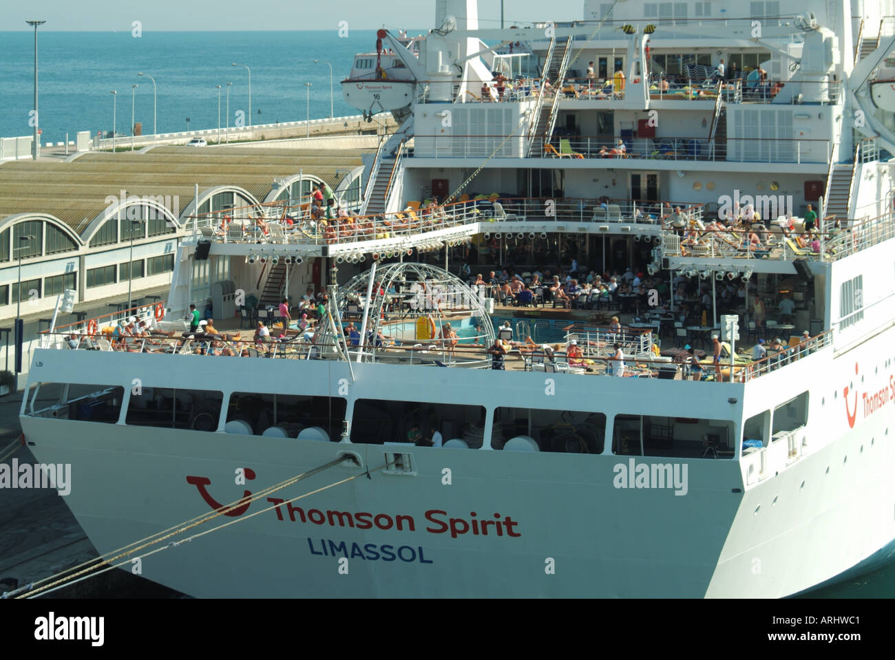 Le port de Barcelone bateau de croisière Thomson Spirit avec les passagers sur les terrasses Banque D'Images