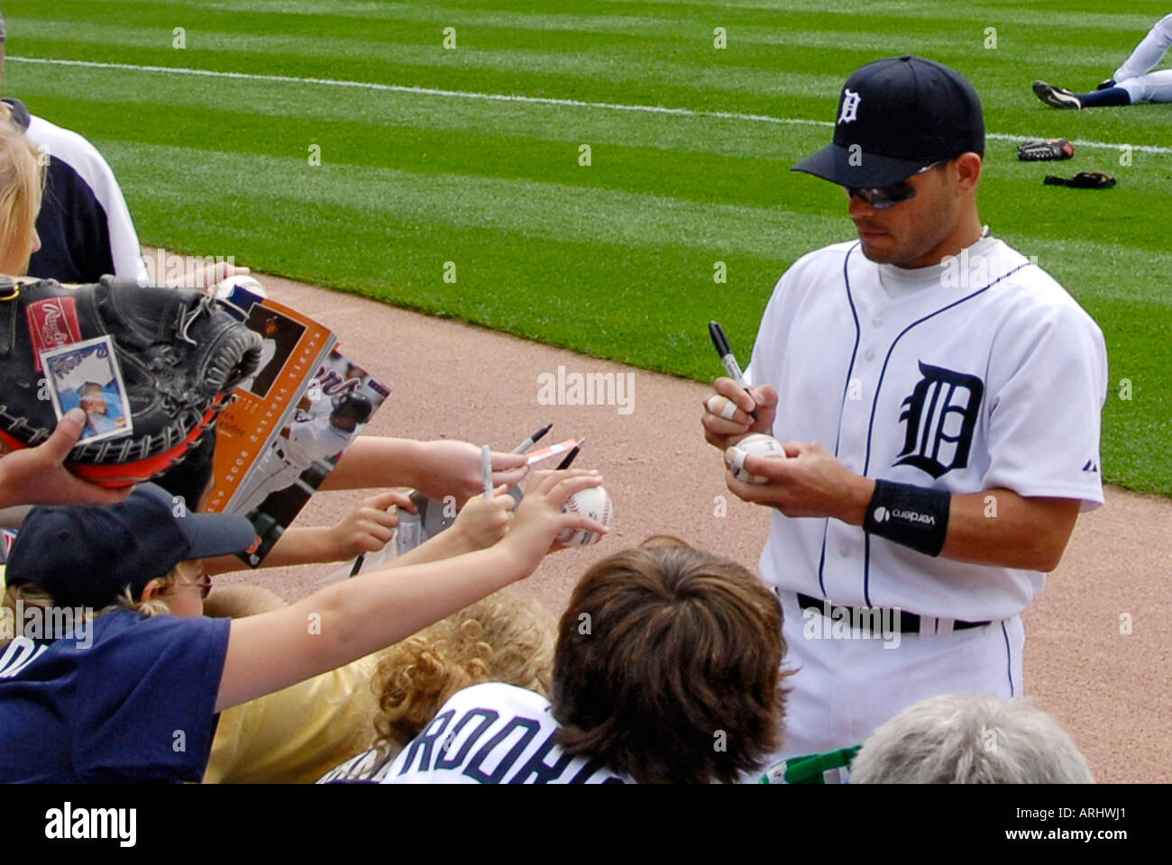 Les joueurs signer des autographes avant d'un Tigre de Detroit de la ligue majeure de baseball professionnel jeu à Comerica Park Detroit Michigan Banque D'Images