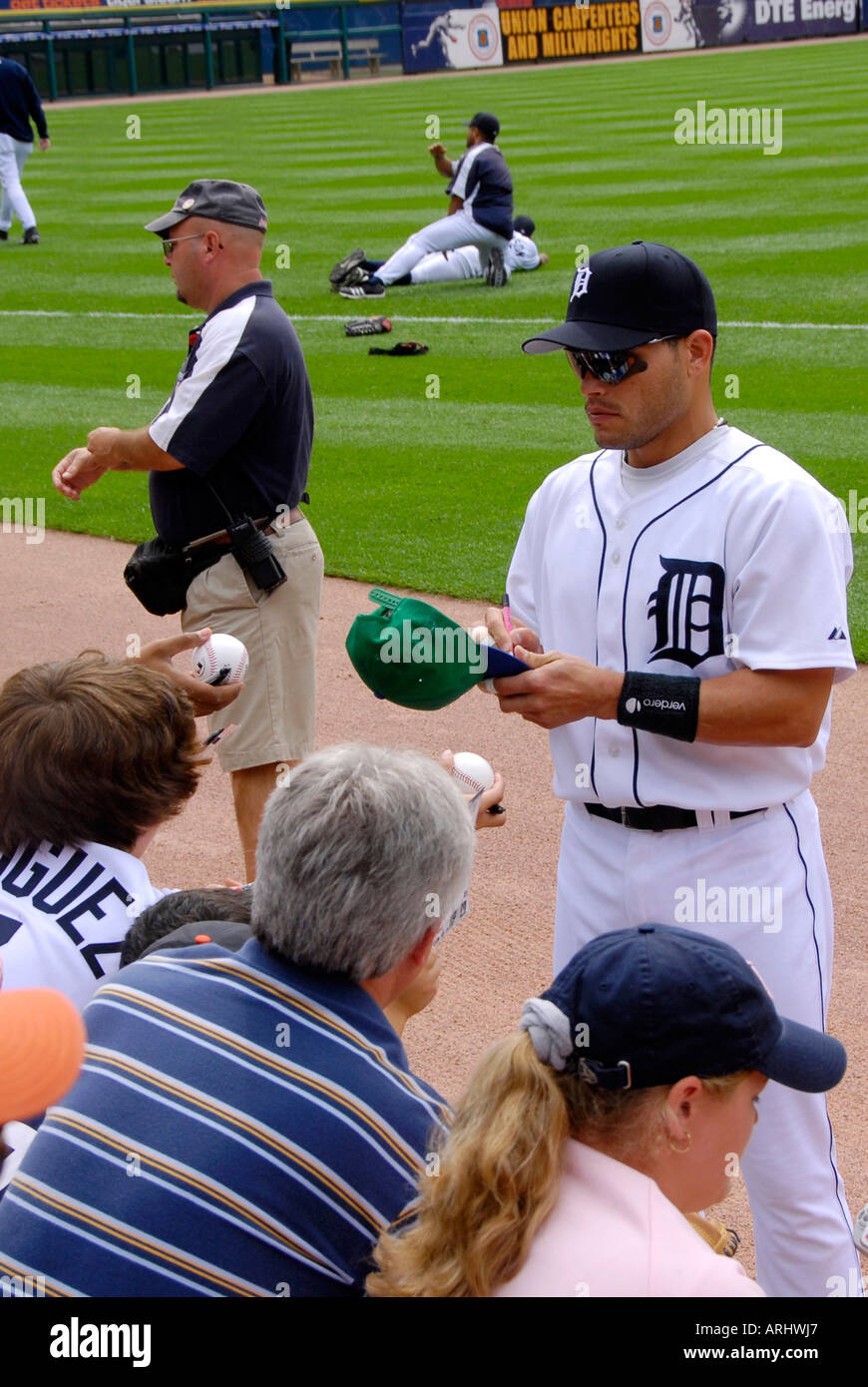 Les joueurs signer des autographes avant d'un Tigre de Detroit de la ligue majeure de baseball professionnel jeu à Comerica Park Detroit Michigan Banque D'Images